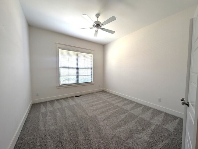 Building Photo - 2001 Largo Ct