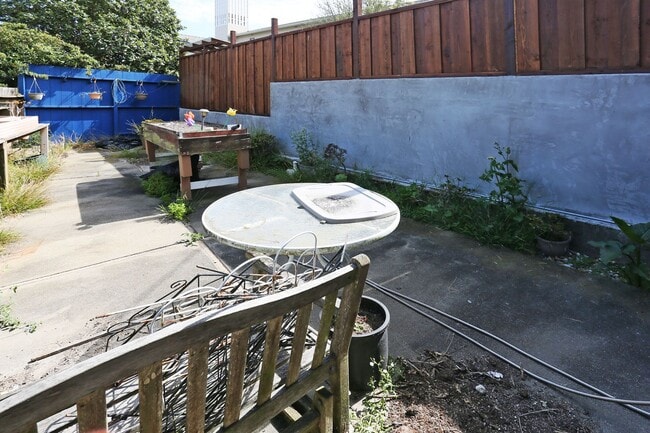 Building Photo - Spacious 2BR/1BA in Glen Park's Miraloma neighborhood, Shared Yard, Pets Considered, Garage (1 Ga...