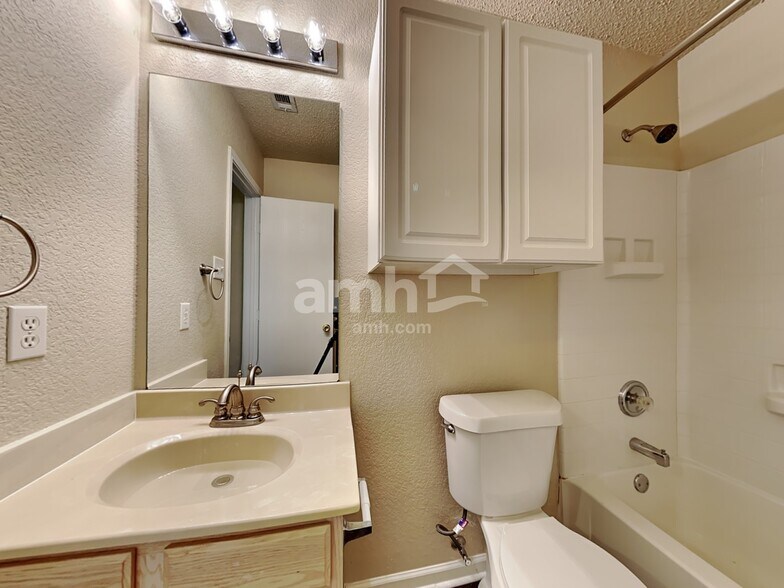 Building Photo - 955 Aaron Dr