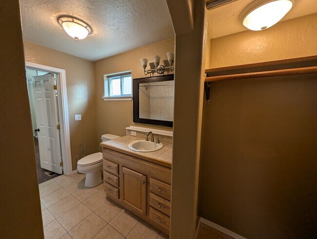 Building Photo - Easy Commute with Stunning Views!