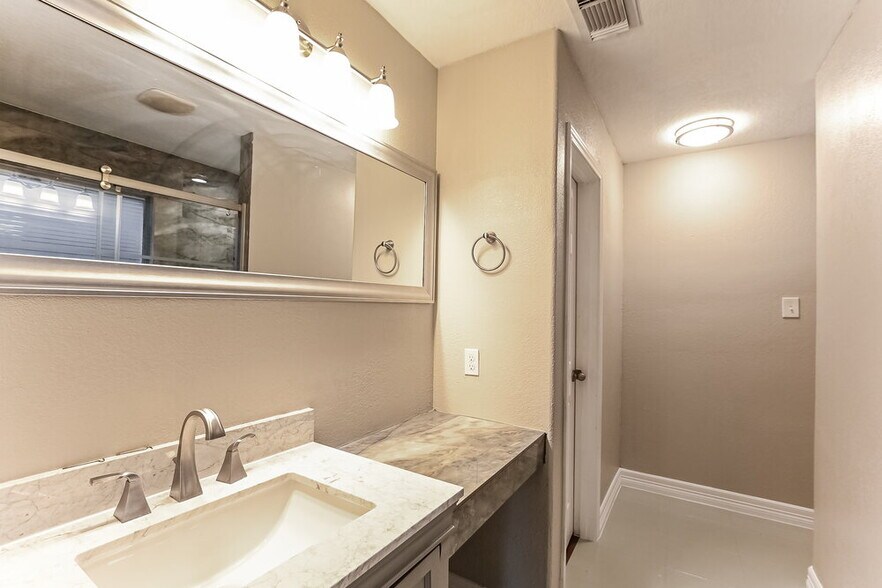 Building Photo - 1406 High Park Cir