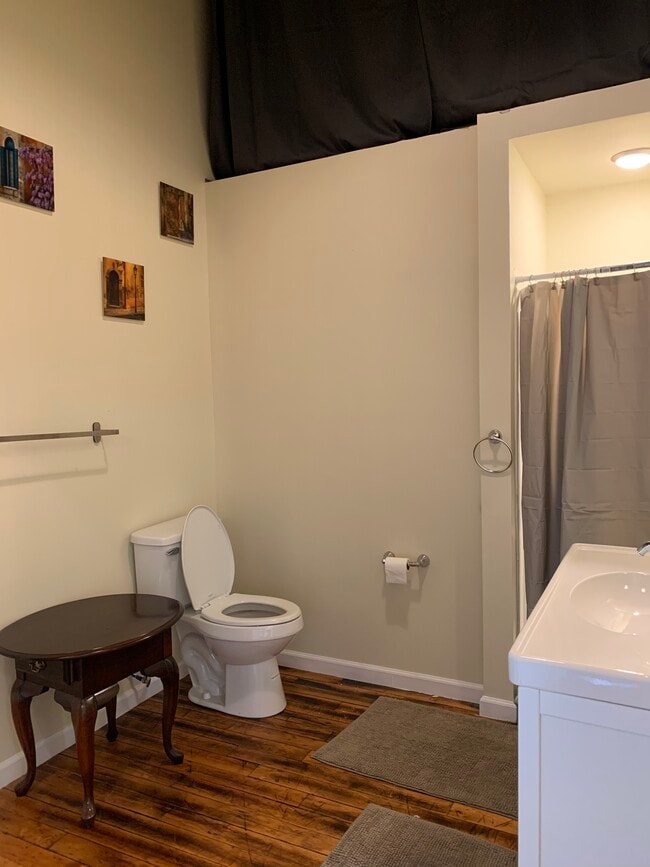 Building Photo - 1415 Kemper St