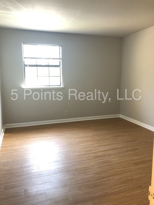 Building Photo - 420 Walton Ln