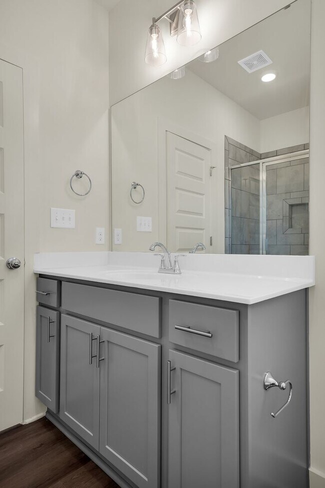 Building Photo - 1 Bedroom Cottage with Elevated Amenities!