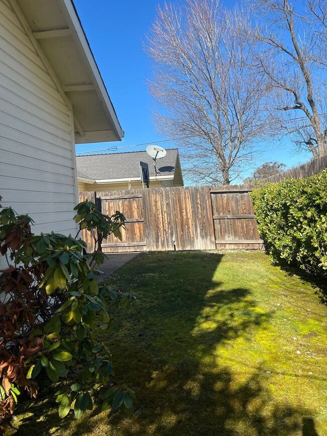 Building Photo - 3984-3988 Arrowhead Dr