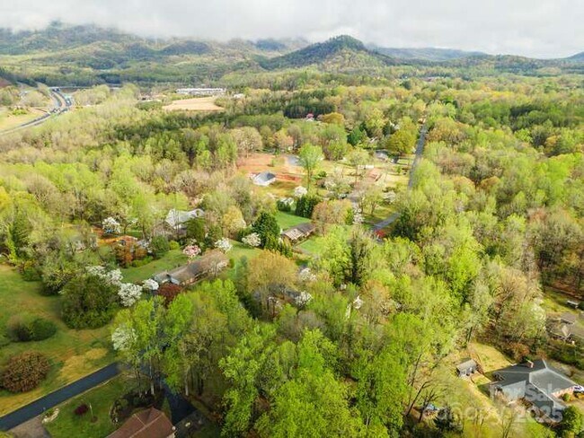 Building Photo - 411 Holly Hill Dr