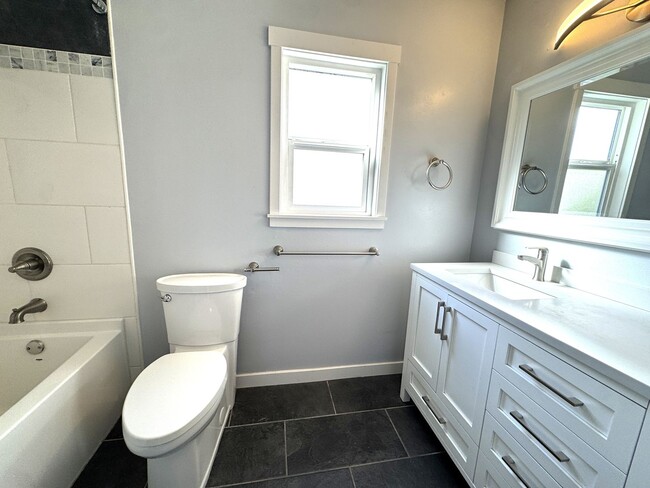 Building Photo - 3Bd/2.5Ba Seattle House