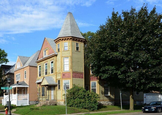 Building Photo - 783 6th St E