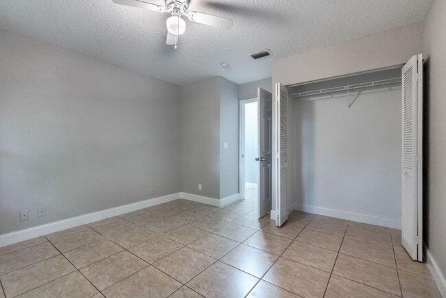 Building Photo - 1025 Staghorn St