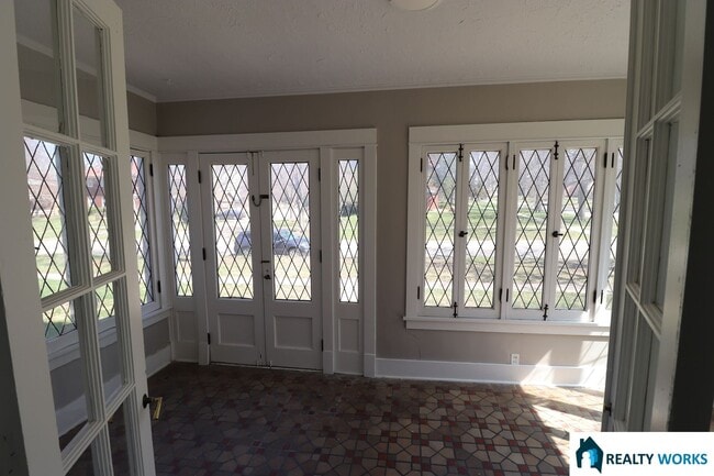 Building Photo - Spacious Two Bed One and a Half Bath