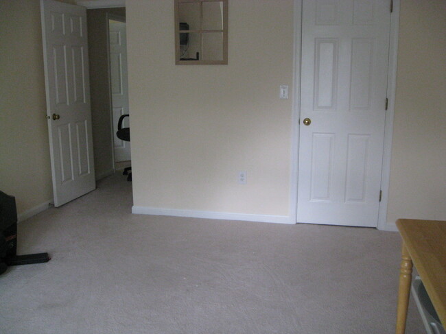 Building Photo - 575 Roslaire Dr