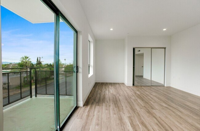 Building Photo - Elevado at Roscoe 57