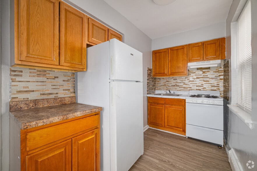 1BR, 1BA - 575SF - Kitchen - Lawndale Apartments