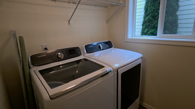 Building Photo - 3047 S Cedar Ridge Dr