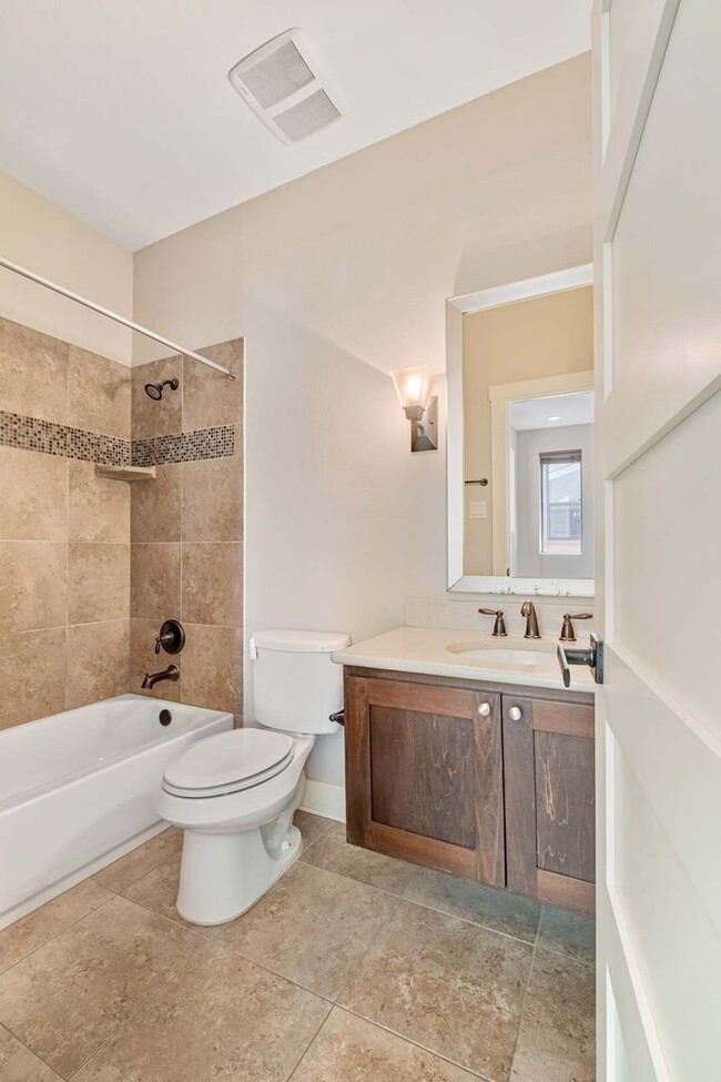 Building Photo - Stunning Modern Home in Desirable 78704 Ne...