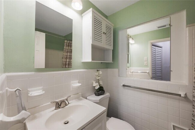 Building Photo - 702 Gray St S