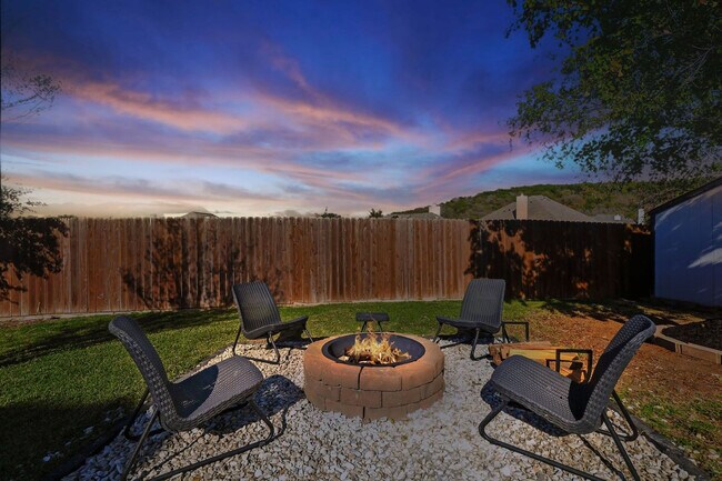 Building Photo - 6440 Knoll Ridge Dr