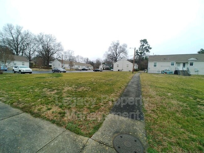 Building Photo - 609 E Willowbrook Dr