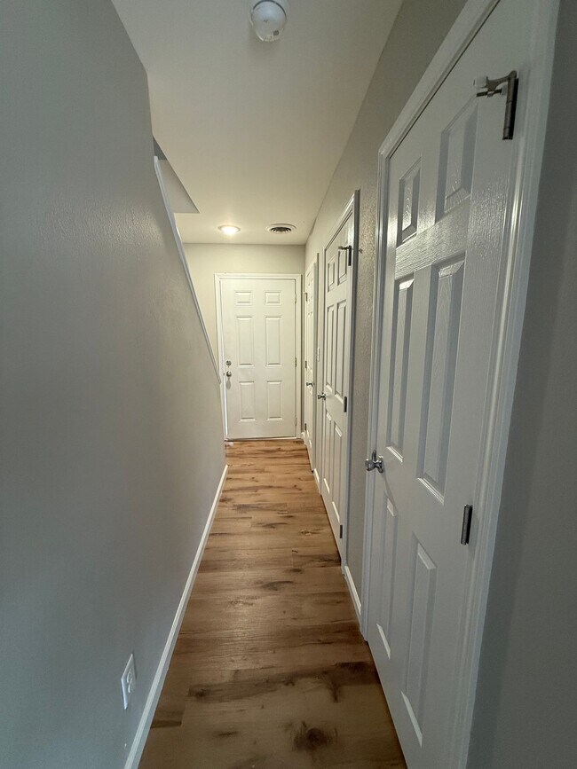 Building Photo - Newly Updated 1 Bedroom, 1 Bathroom Apartment! Close to Pool!