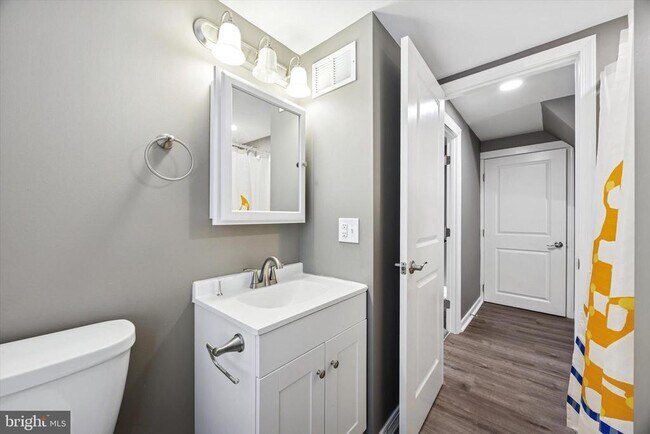 Building Photo - 703 N Providence Rd