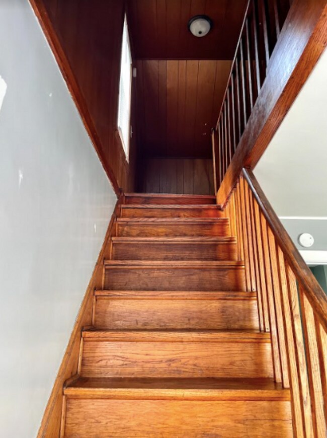 Building Photo - AVAILABLE NOW. 2 bed/1 bath SINGLE FAMILY HOME with fenced yard!