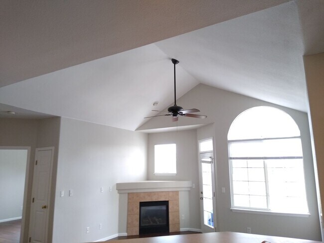 Building Photo - Stunning Highlands Ranch Townhome