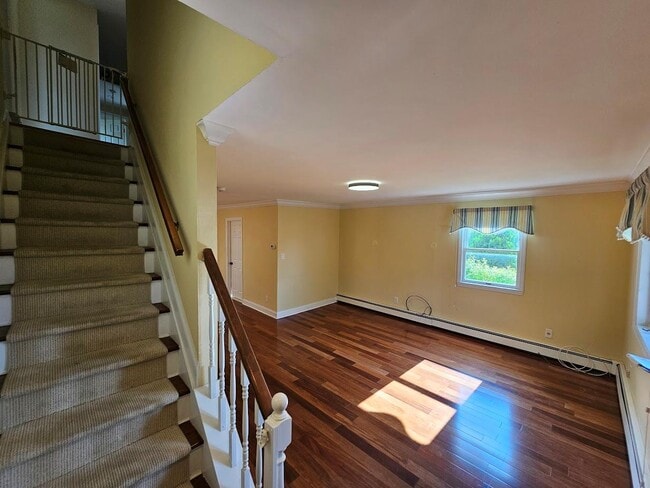 Building Photo - 10 Covert St