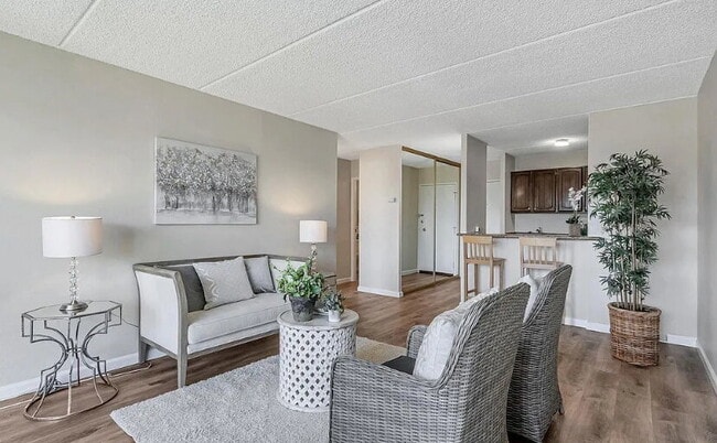 Building Photo - Spacious 1bdrm living room and bedroom with large picture windows bringing in lots of natural light.