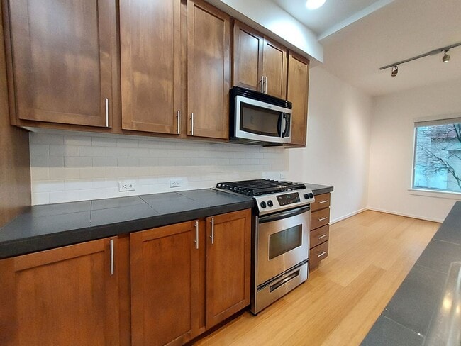 Building Photo - 2 Bed - 2 Bath Townhome in Downtown Tacoma!