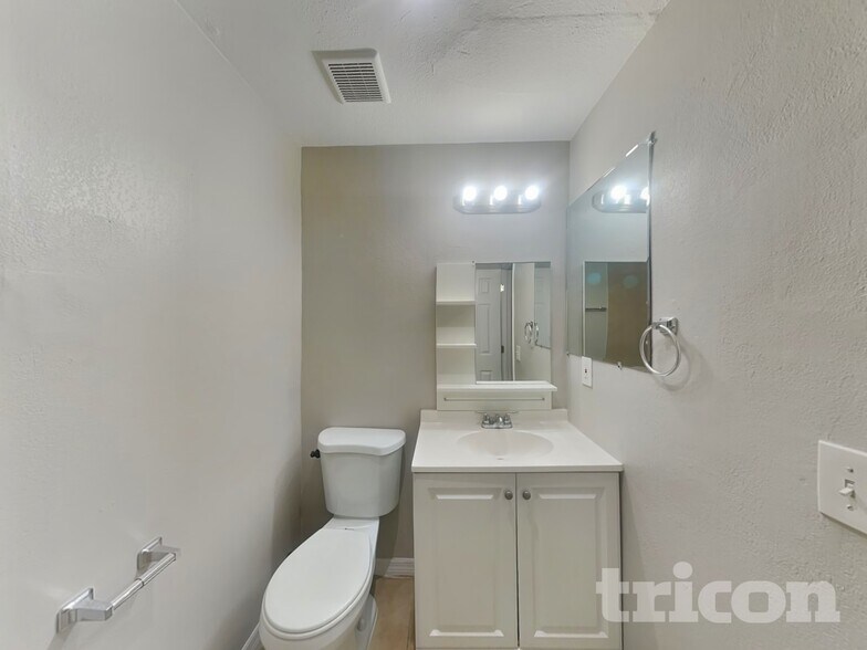 Building Photo - 8636 Oriole Ln
