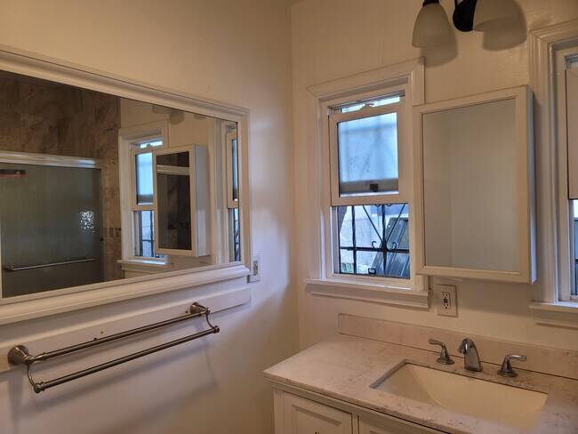 Building Photo - 448 S Woods Ave