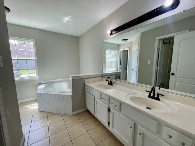 Building Photo - Soaring Ceilings & Spacious Living in Western Branch