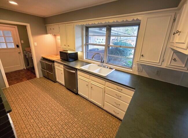 Building Photo - 534 Beechwood Dr