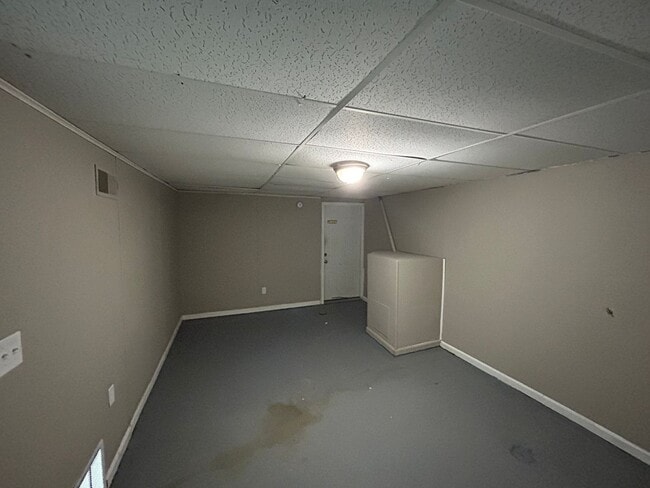 Building Photo - 3 Bedroom House