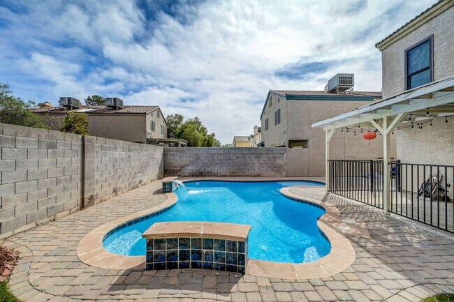 Building Photo - 3 bedroom home with pool!!