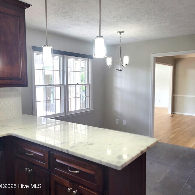 Building Photo - 62 Pine Ridge Dr