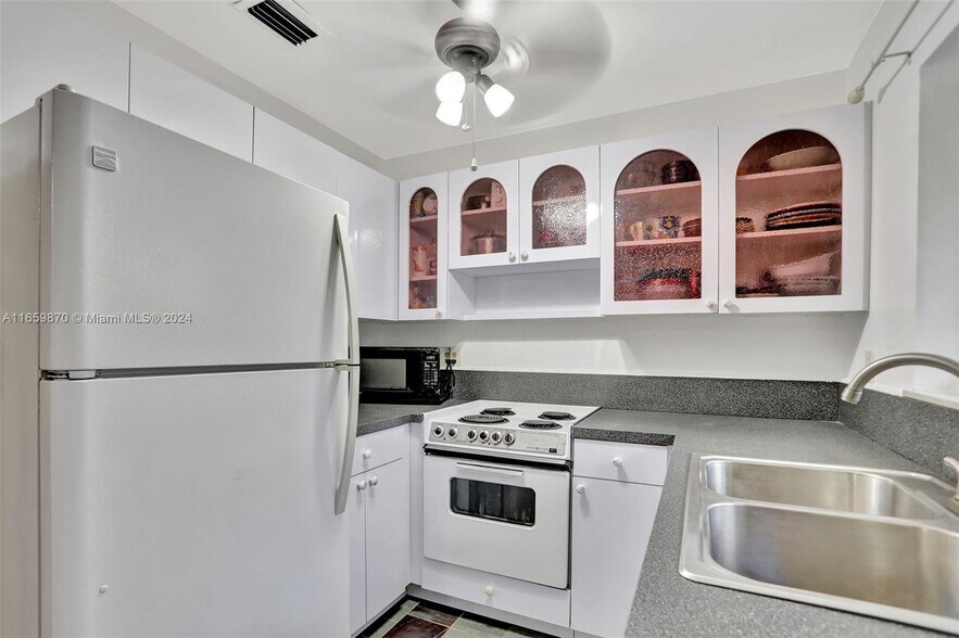 Building Photo - 1690 NE 34th Ln