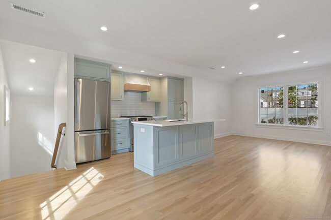 Building Photo - 134 Rowayton Ave