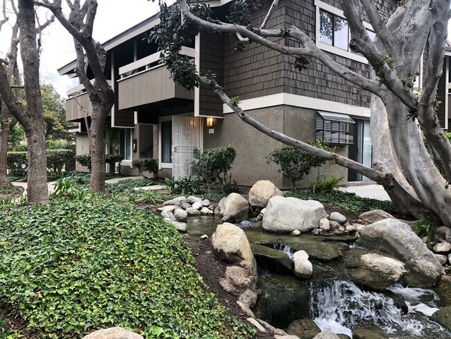 Building Photo - 21 Streamwood-