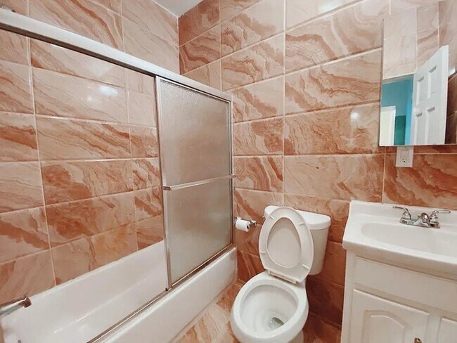 Building Photo - Nice room in a good neighborhood