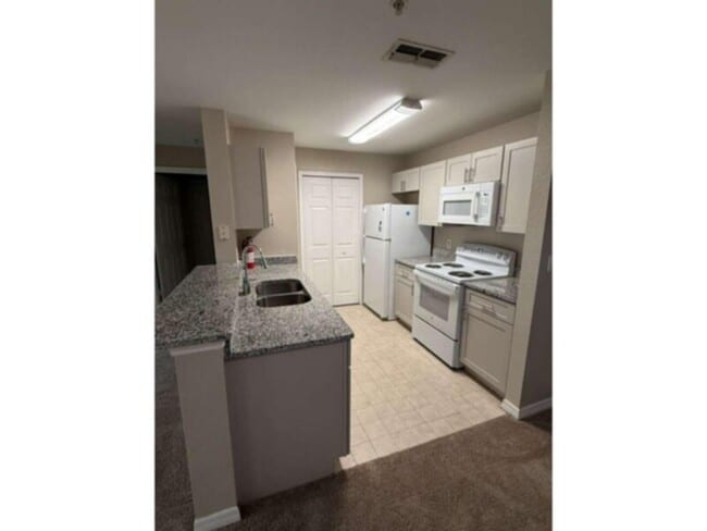 Building Photo - 2 bed 2 bath condo at CYPRESS FARIWAY