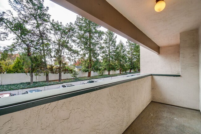 Building Photo - Recently upgraded Condo in a highly desirable location in Sunnyvale.