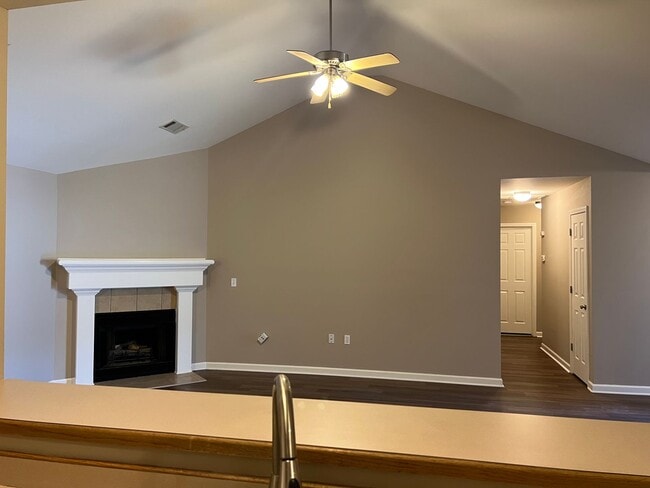 Building Photo - 321 Autumn Dr