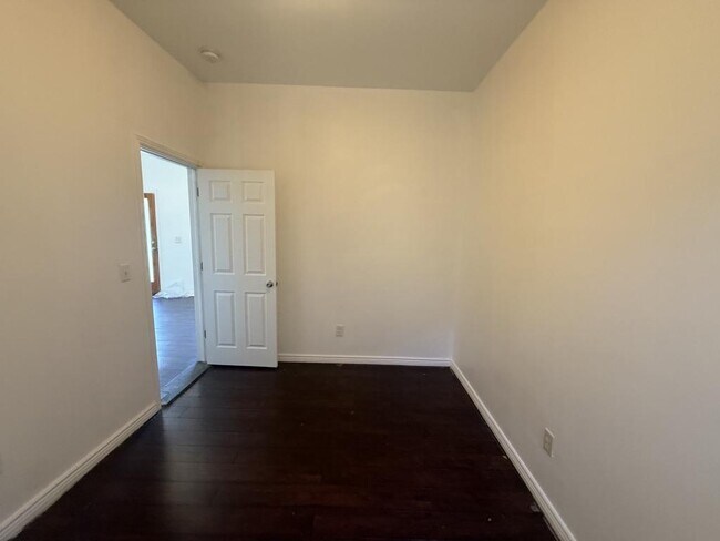 Building Photo - 2946 Glenarm Pl