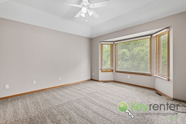 Building Photo - Beautiful, Rare 6 bedroom 3 bath house!