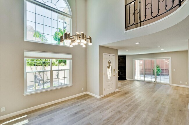 Building Photo - Beautiful and spacious 3 bedroom 2.5 bath ...