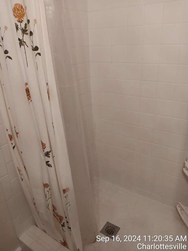 Building Photo - 2027-2028 Heart of the UVA Area 5 Bdrm / 2 Bath PARKING INCLUDED