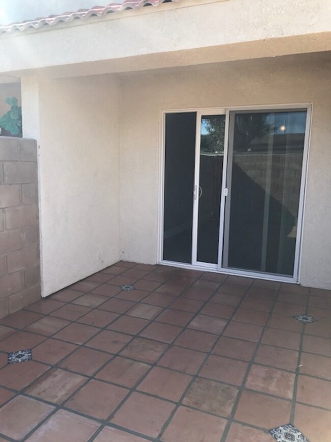 Building Photo - COMING SOON!! 2 Bed 2.5 Bath Apartment in ...