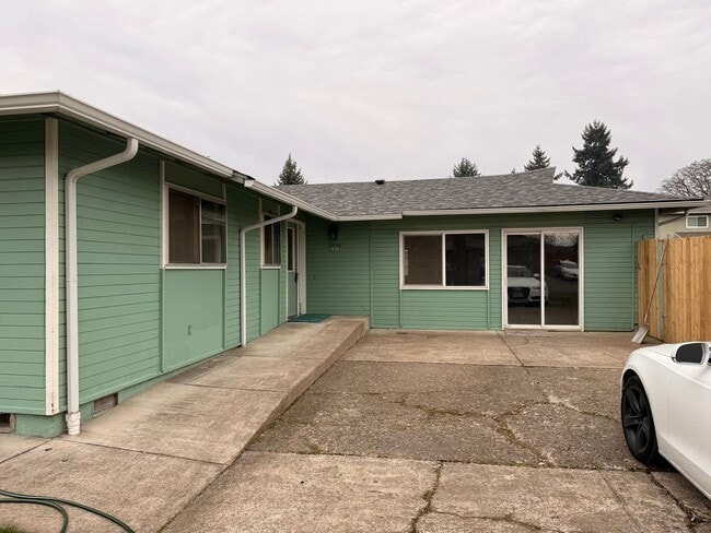 Building Photo - 3 bedroom, 1.5 bath house in Eugene!