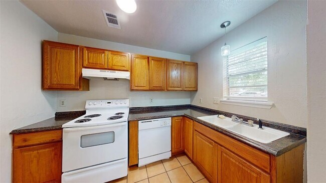 Building Photo - 922 Navarro Dr
